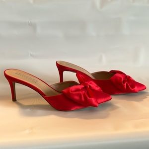 Worn once, in perfect condition. Comes in original box. Super cute and comfy!